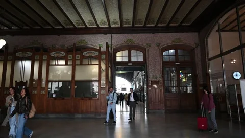 Valencia – April 9, 2025:Interior of the train station Valencia. Vidéo 326363877