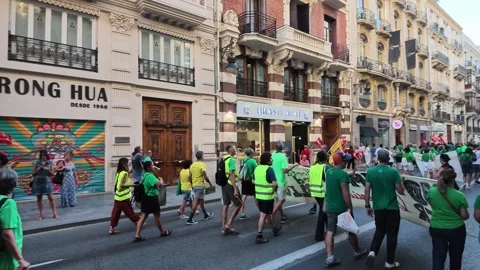 VALENCIA, SPAIN - 2026/09/12: Crowd passes restaurant storefront in Valencia. Stock Footage 345450688