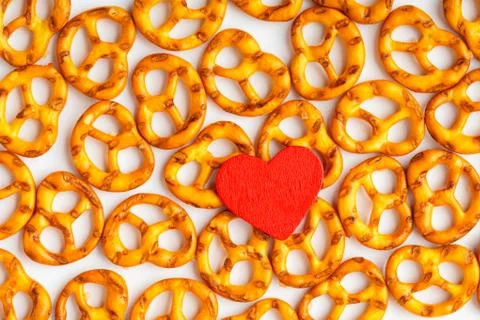 Valentine's day background pretzels pattern and red heart. 스톡 사진