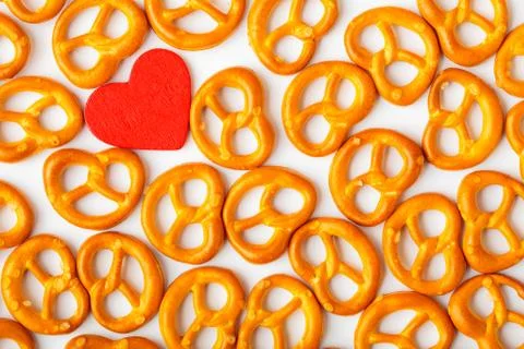Valentine's day background pretzels pattern and red heart. 스톡 사진