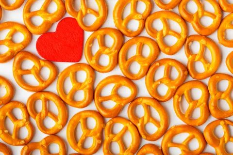 Valentine's day background pretzels pattern and red heart. 스톡 사진