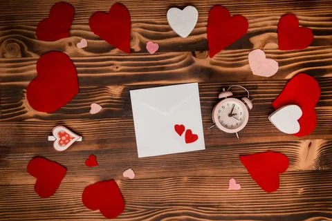 Valentine's Day greetings. envelope with declaration of love on a wooden table. Foto stock