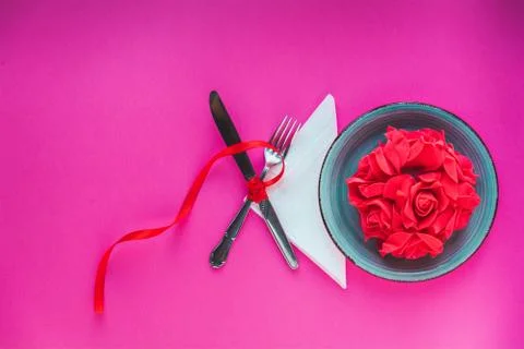 Valentine's day table setting with blue plate, fork, knife, napkin, loop and  Foto stock