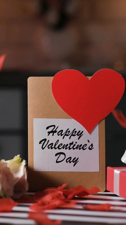 Valentines table scene with falling rose petals Vídeos de archivo 327600826