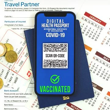 Valid COVID-19 test result in health passport app, go to vaccinate before tra Foto stock