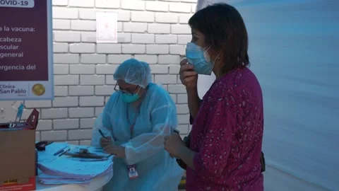 Validating information from an elderly woman to get vaccinated 库存影片 154963500