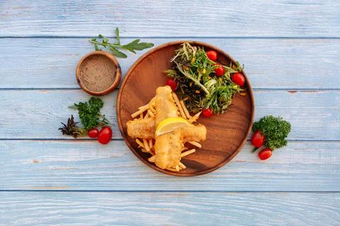 Valle Black Pepper Cod Fish And Chips with salad, lime and cherry tomato Serv Foto stock
