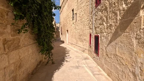 Valleta, Malta - 06/01/2024: Navigating the tiny and cozy streets of Video stock 278956258