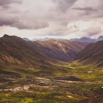 Valley between mountains under rain clouds Foto stock