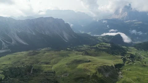 The valley of Seceda Ridge 스톡 동영상 331960705