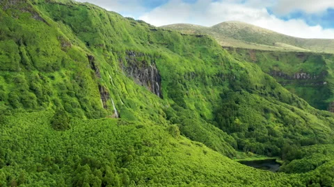 Valley surrounded mountains of Poco Ribeira do Ferreiro, Flores Island, Azores Video stock 153254809