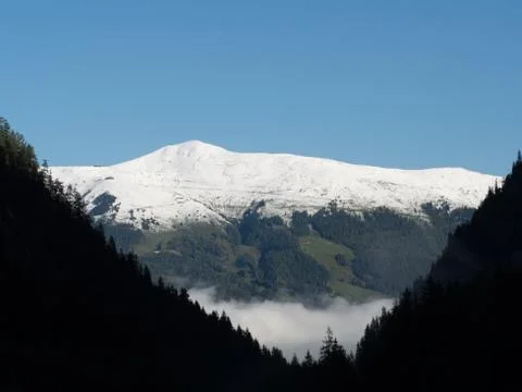 Valley view to snowcapped mountain Foto stock