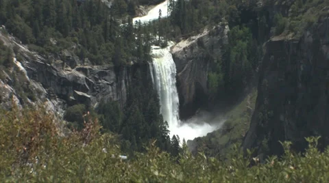 Valley view of spring run off rivers in Yosemite National Park 스톡 동영상 37585620