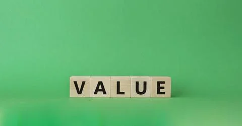 Value symbol. Concept word value on wooden cubes. Beautiful green backgroun.. Stockfoto's