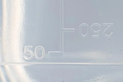 Values of volume on bottle with saline Foto stock