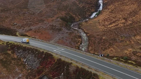 Van driving on scottish highlands road next to eas a' bhradain waterfall 库存影片 334058385
