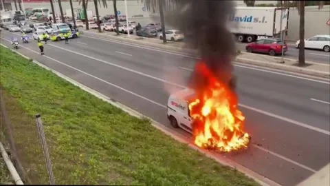 Van fire forces closure of Barcelona road, Barcelona, ES - 04 Feb 2026 Vidéo 328228863