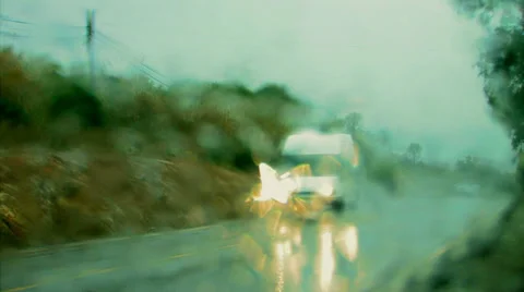 Van lights in the rain causes refaction Vidéo 39804091