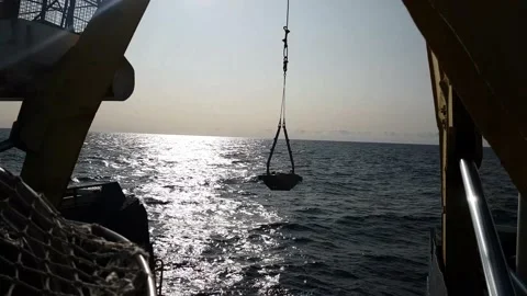 Van Veen Grab Sediment Sampler: Picks Up Sediment 動画素材 150732998
