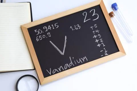 Vanadium and symbol structural formula chemical on the blackboard Stockfoto's