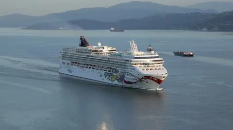 Vancouver, bc canada - may 19 2012 cruise ship in english bay Vídeo Stock 11239743