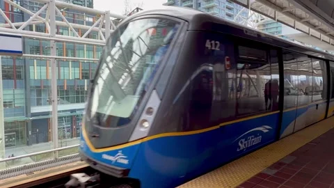 Vancouver Skytrain Arriving at Elevated Station, British Columbia 库存影片 332925388