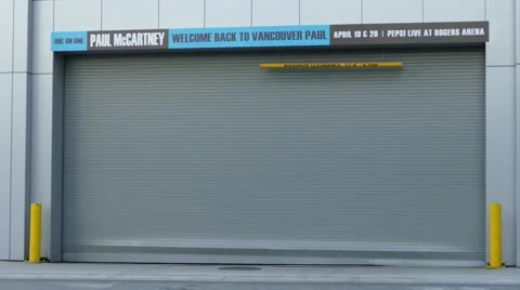Vancouver's Rogers Arena back stage gates with Paul McCartney's welcome sign Stockbeeldmateriaal 62687853