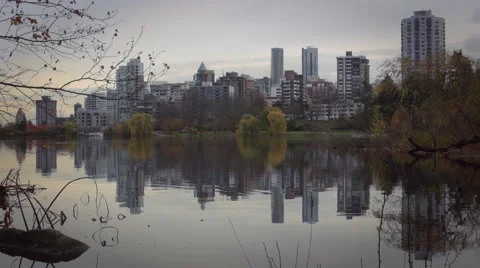 Vancouver's skyline is reflected in lost lagoon as ducks float by 스톡 동영상 57514165