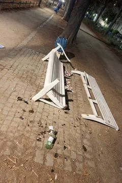 Vandalismus in den Städten Mutwillig zerstörte, eigentlich sehr stabile un. Stock Photos
