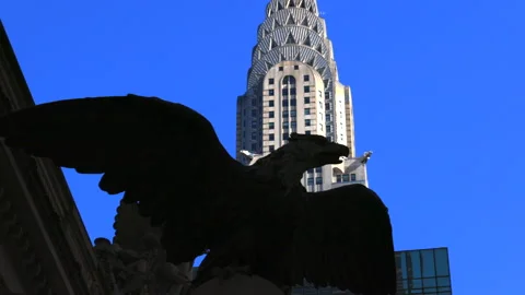 The Vanderbilt Eagle stands at front of the Chrysler Building in NYC Vídeos de archivo 237172340