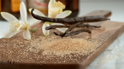 Vanilla beans falling onto sugar in slow motion.  Shot on Phantom Flex 4K Vidéo 130359351