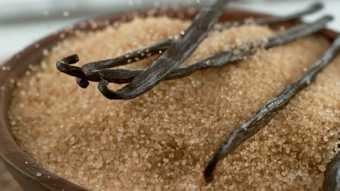 Vanilla beans falling onto sugar in slow motion.  Shot on Phantom Flex 4K Vidéo 130359531