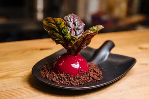 Vanilla-coconut mousse in the form of beets. Foto stock