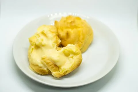 Vanilla eclair or Chu cream with egg custard Foto stock