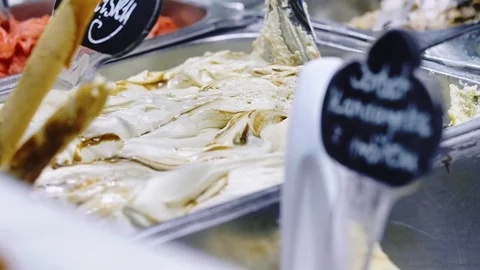 Vanilla ice cream on display Vidéo 86260001