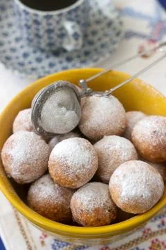 Vanilla krapfen doghnut with coffee. Rustic style. Foto stock