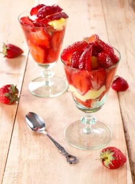 Vanilla nad strawberries Stock Photos