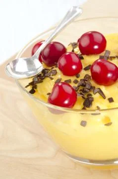 Vanilla pudding with cherry in a bowl Stockfoto's