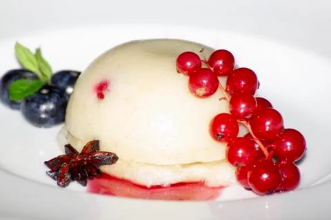 Vanilla rice pudding with berries Foto stock