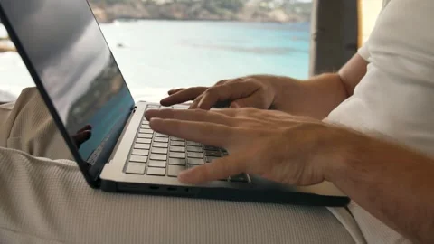 Vanlife and remote work keyboard focus with peaceful nature in the backgroun Vidéo 291896839