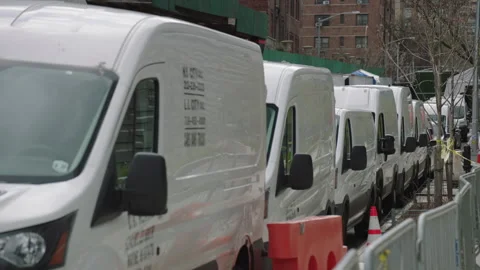 Vans parallel parked on the side of street in downtown manhattan 스톡 동영상 251199104