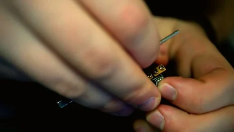 Vape after-sales service of the e-cigarette. Regulate coils. Vídeos de archivo 74582845