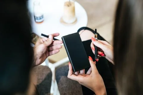 Vape Product Packaging in Hands Foto stock