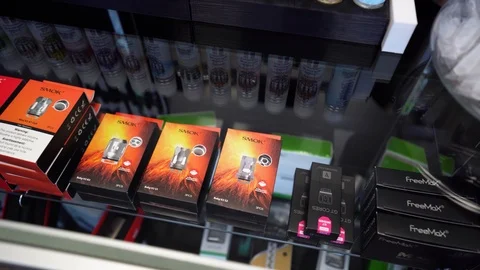 Vape products in display case Vídeo Stock 124820430