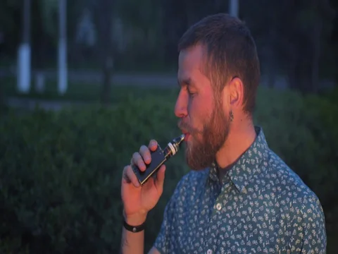 Vaping Bearded Man. 스톡 동영상 75131578
