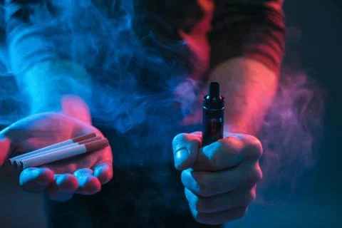 Vaping e-liquid from an electronic cigarette Foto stock