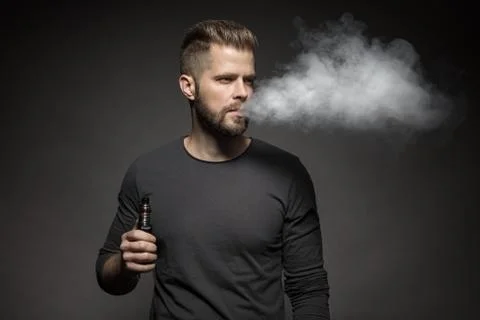 Vaping e-liquid from an electronic cigarette Foto stock