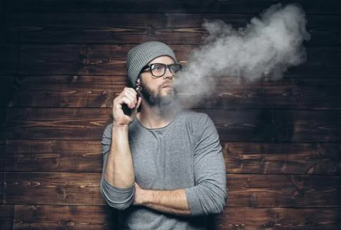 Vaping e-liquid from an electronic cigarette Foto stock