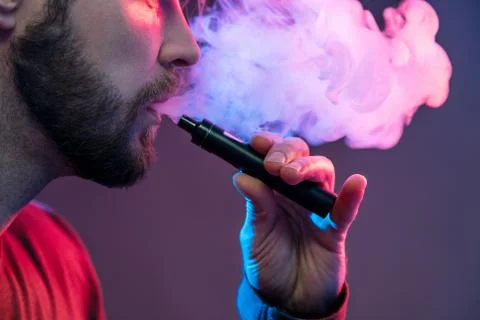 Vaping e-liquid from an electronic cigarette Foto stock
