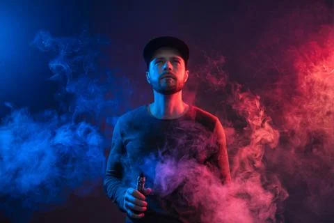 Vaping e-liquid from an electronic cigarette Foto stock